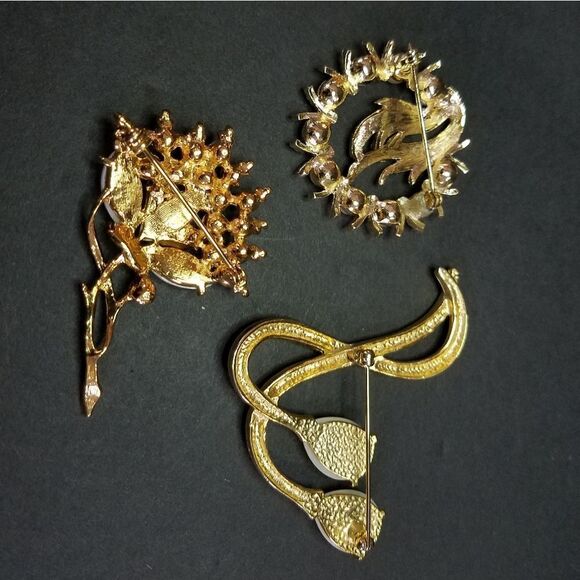 Vintage Lot of Three Faux Pearl Gold Tone Icy Clear Rhinestone Brooch Pins - Picture 6 of 7